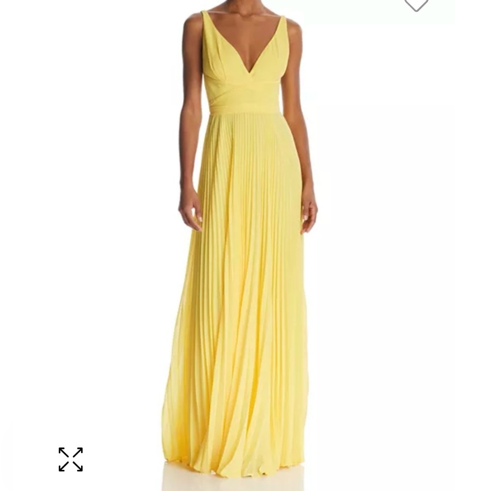 Beautiful yellow gown!
